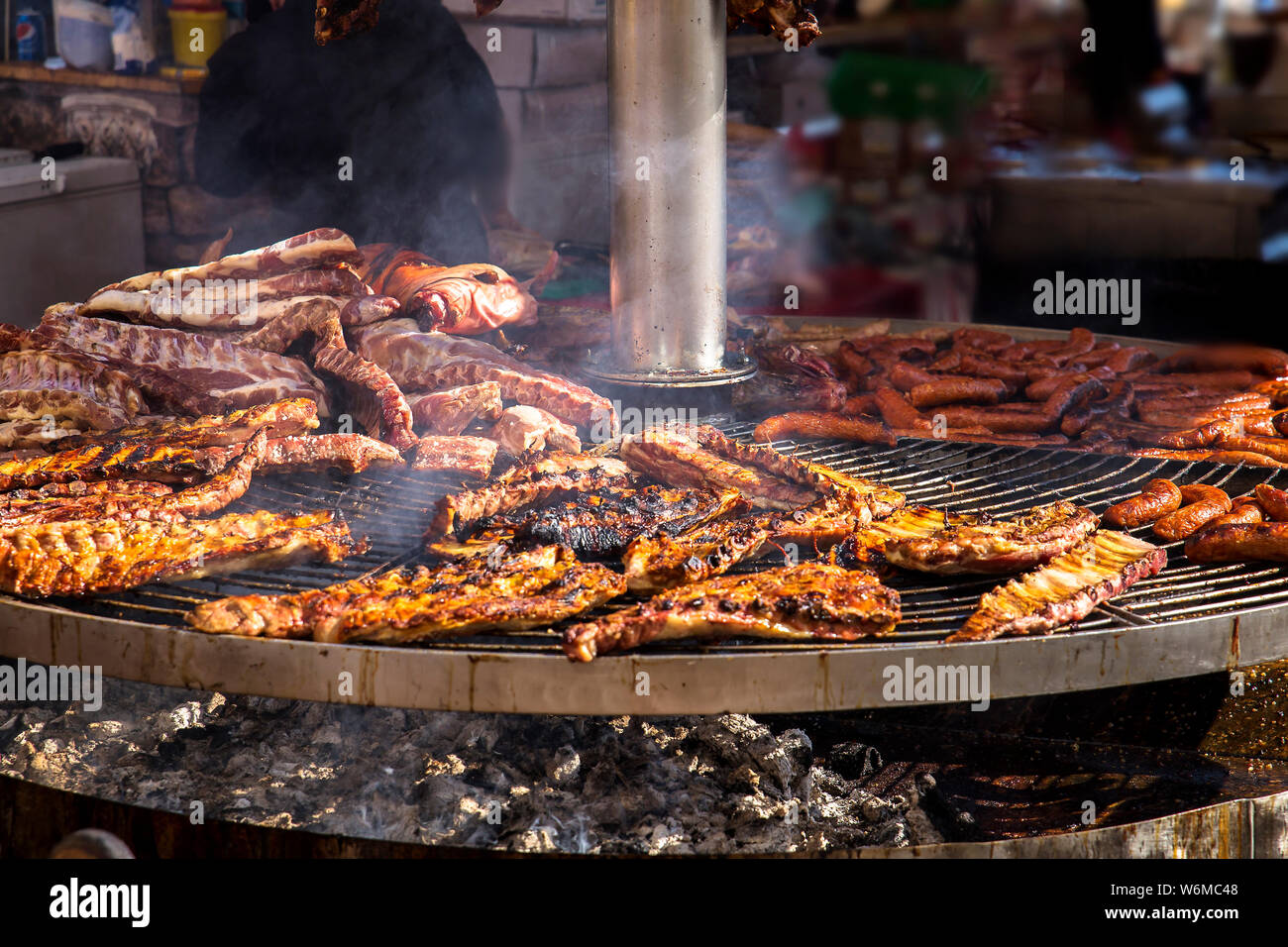 Carne asada al aire libre sobre las brasas en las fiestas locales Foto de stock