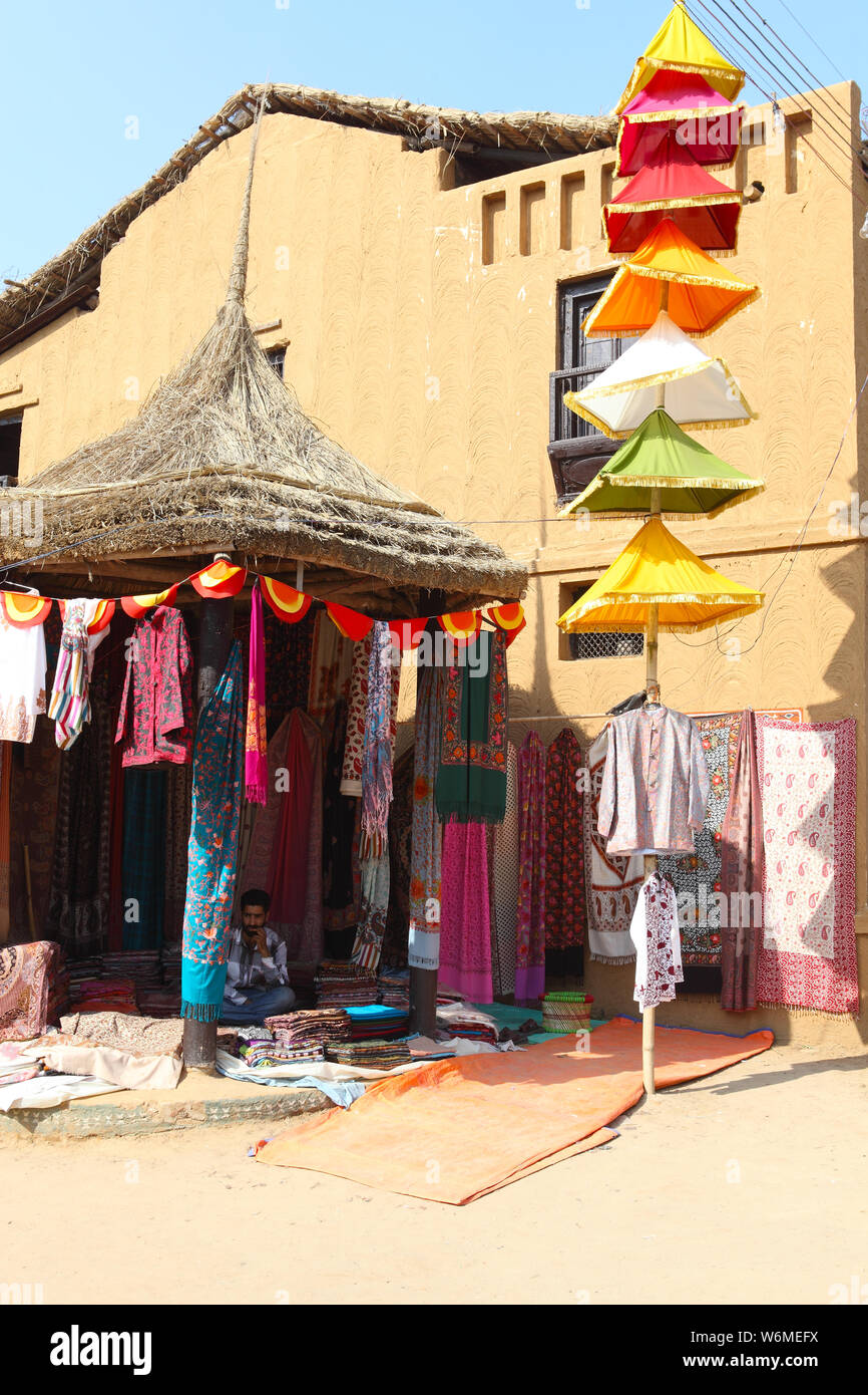 Tienda de ropa en Surajkund Crafts Mela, Surajkund, Faridabad, Haryana, India Foto de stock
