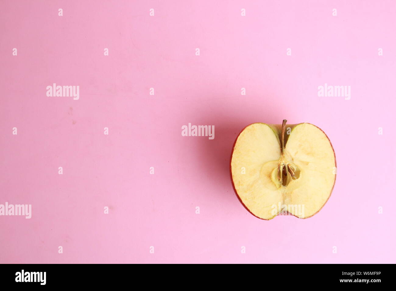 Una manzana cortada por la mitad fotografías e imágenes de alta