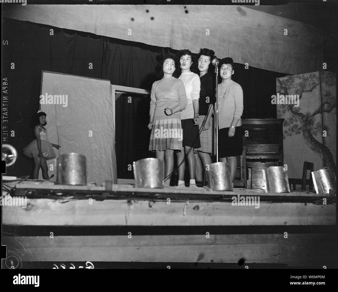 Centro de segregación de la Laguna del Tule, Newell, California. Las niñas cuarteto desde el espectáculo de talento patrocinado por T . . .; Alcance y contenido: el título completo para esta fotografía dice: segregación Tule Lake Center, Newell, California. Las niñas cuarteto desde el espectáculo de talento patrocinado por Tri-State High School el 9 de junio el cuerpo estudiantil en Tule Lake Center para ayudar a financiar la anual. Foto de stock