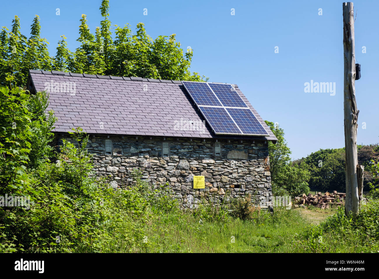 Paneles solares en nuevo construido especialmente para los murciélagos Bat Granero construido por el horizonte de la Energía Nuclear Wylfa Newydd. Cemaes Isla de Anglesey Gales Reino Unido Gran Bretaña Foto de stock