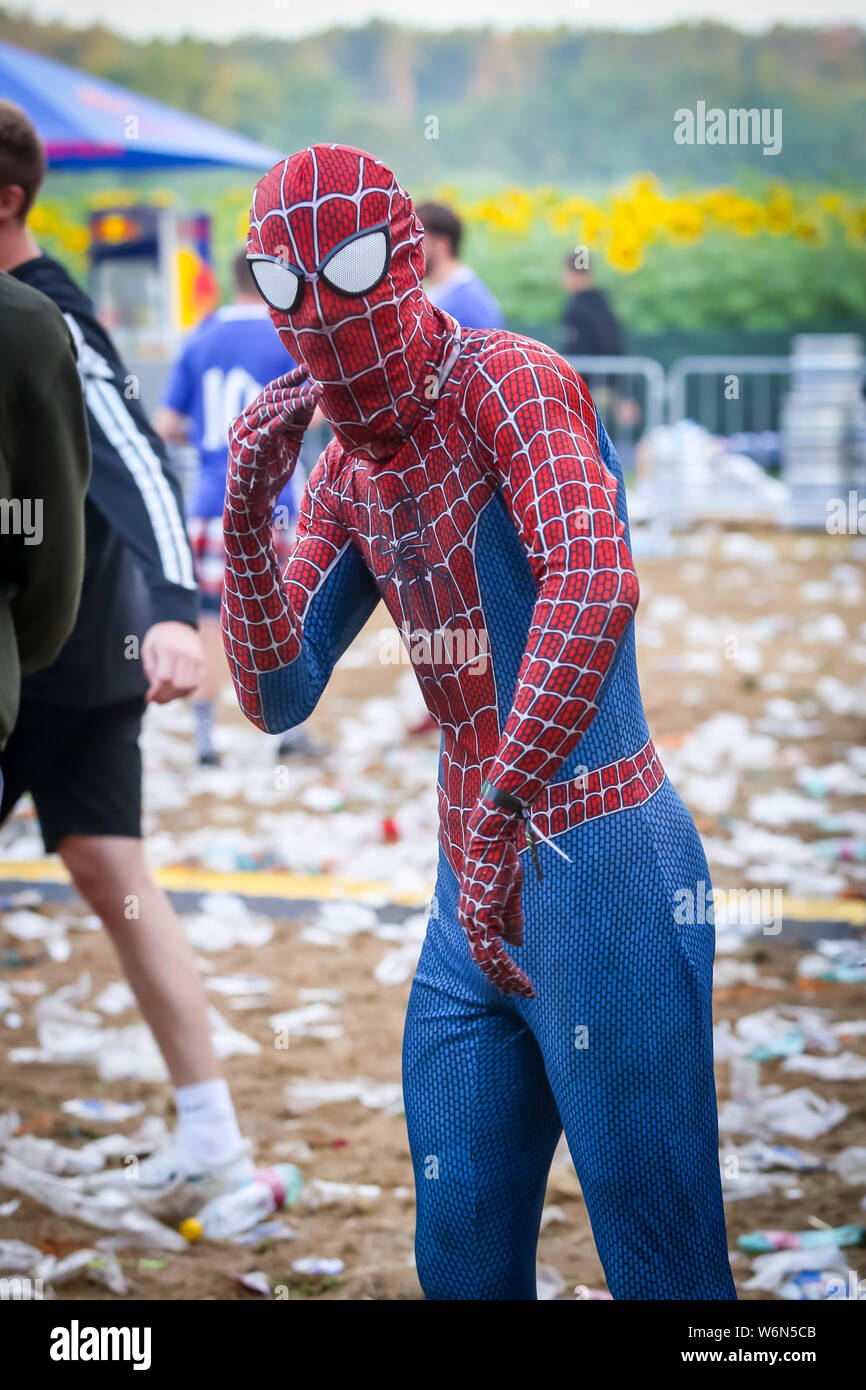 Brezje, Croacia - Julio 20, 2019 : hombre vestido como Spiderman bailando  en la mañana en el pinar, ultimate forest festival de música electrónica  ubic Fotografía de stock - Alamy