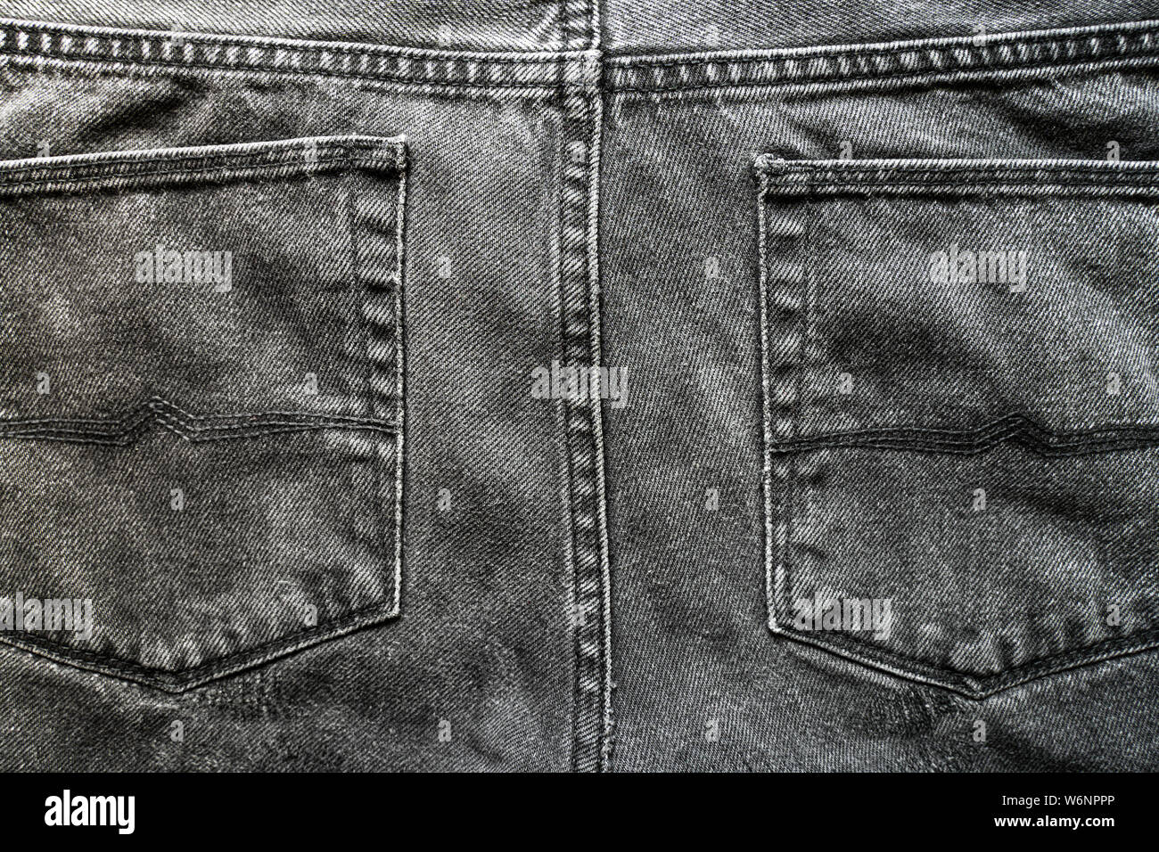 Jeans gris bolsillos. La textura de la fibra de algodón, pantalones. Tejido  denim gris Fotografía de stock - Alamy