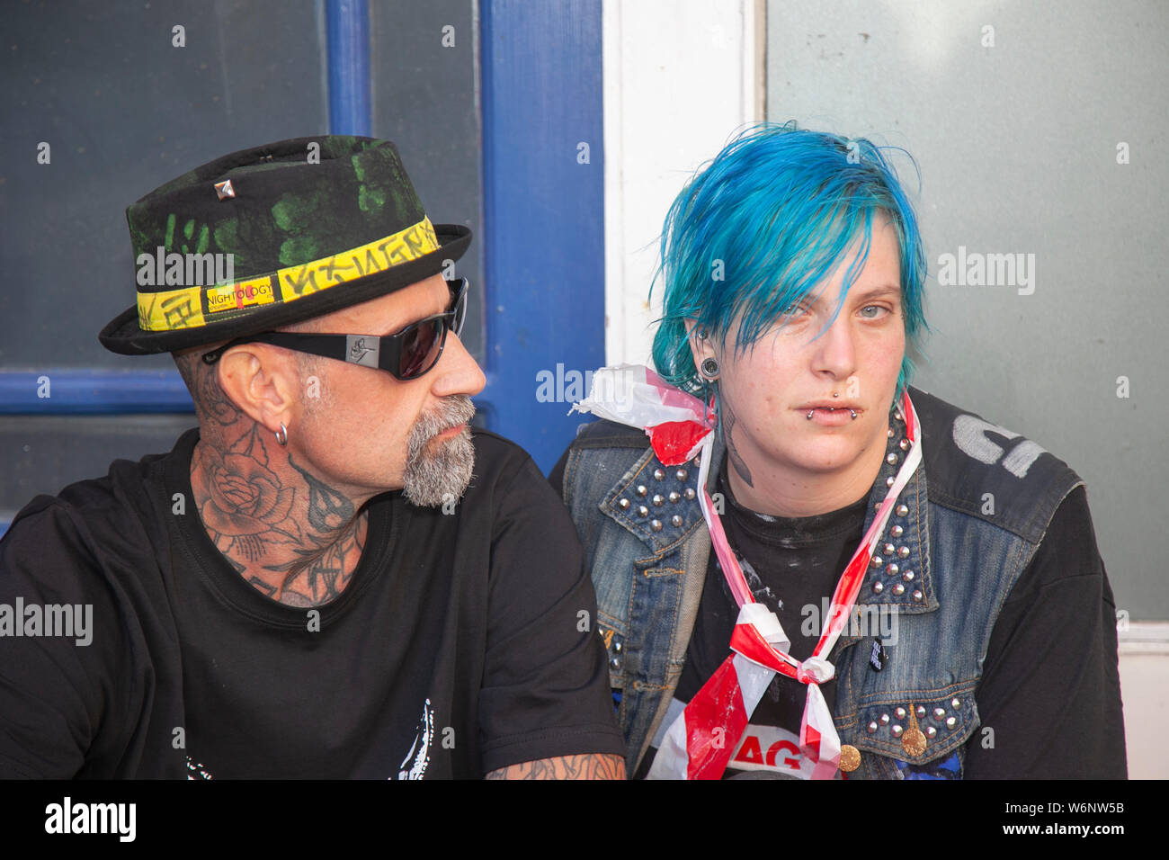 Blackpool, Lancashire, Reino Unido. 2 ago, 2019. Max & Annie miembros de la cuchilla 49 Street punk band desde Milán a la rebelión Festival El festival punk más grande del mundo en Blackpool. A comienzos de agosto, Blackpool's Winter Gardens alberga una gran línea de bandas de punk de la 21ª edición del Festival la rebelión atraen a miles de turistas al complejo. Durante 4 días cada mes de agosto en Blackpool, el muy mejor de Punk se reúnen para este evento social del año con 4 días de música a través de 6 etapas con masas de bandas. El crédito; el crédito: MediaWorldImages/Alamy Live News Foto de stock