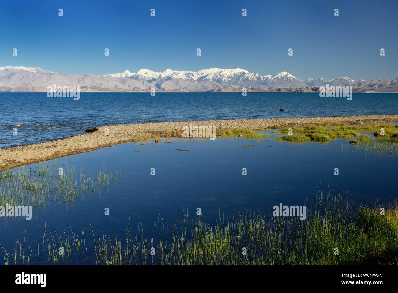 El hermoso lago Karakul por la Pamir highway. Vista sobre el lago y el pico Lenin cerca de Karakul Village, en el Pamir, Tayikistán, en Asia Central. Foto de stock