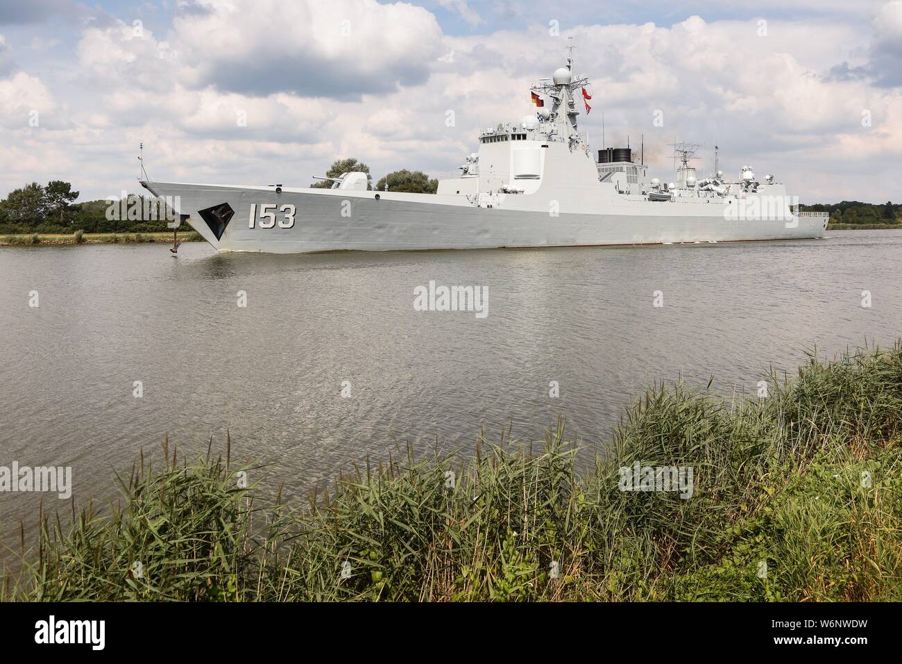 En 2015 la primera puesta en servicio destructor D 153 'Xi'an' en el camino de regreso de una visita de la flota en San Petersburgo en el Canal de Kiel. El moderno tipo 52C los destructores son los primeros destructores de misiles de la Armada de China que tienen amplias capacidades de defensa aérea. Tienen cuatro radares fijos con electrónica flaughs phasing (Matriz de fases activas), así como un sistema de lanzamiento vertical (VLS) para HHQ-9 misiles de largo alcance. La armada de la República Popular de China ha sido durante años para modernizar su flota y expandir. El objetivo es transformar la flota de una pura defensa costera en una flota flota mundial. En t Foto de stock