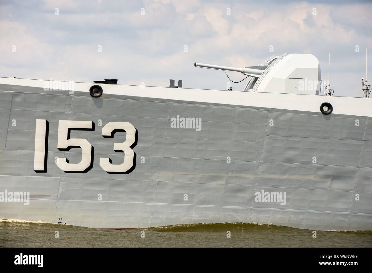 En 2015 la primera puesta en servicio destructor D 153 'Xi'an' en el camino de regreso de una visita de la flota en San Petersburgo en el Canal de Kiel. Detalle de la protección de 100 mm PJ-87. El moderno tipo 52C los destructores son los primeros destructores de misiles de la Armada de China que tienen amplias capacidades de defensa aérea. Tienen cuatro radares fijos con electrónica flaughs phasing (Matriz de fases activas), así como un sistema de lanzamiento vertical (VLS) para HHQ-9 misiles de largo alcance. La armada de la República Popular de China ha sido durante años para modernizar su flota y expandir. El objetivo es transformar la flota costera de un puro Foto de stock