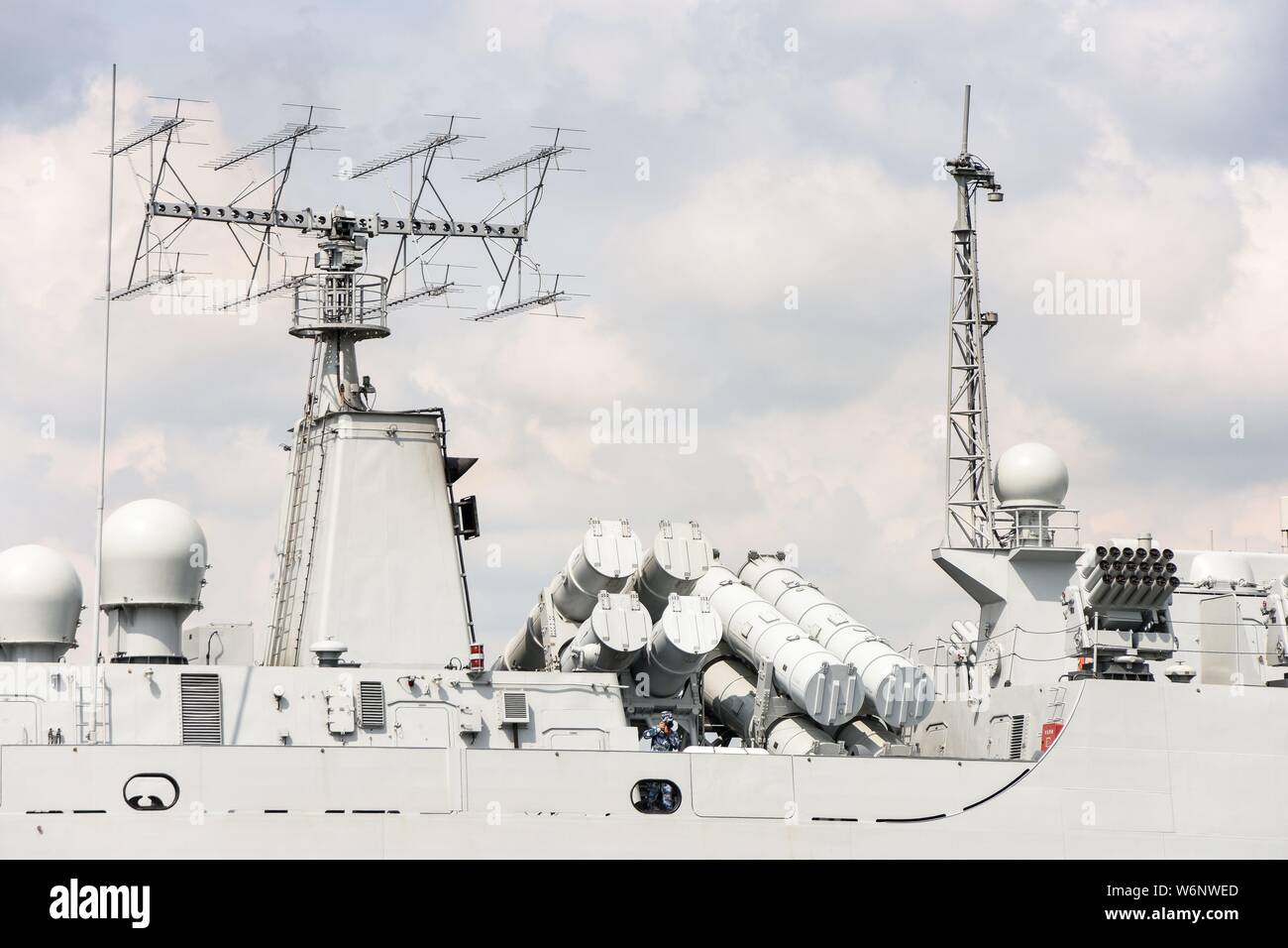 En 2015 la primera puesta en servicio destructor D 153 'Xi'an' en el camino de regreso de una visita de la flota en San Petersburgo en el Canal de Kiel. Vista detallada de los ocho aviones marítimos YJ-62 junto a un tipo 517 antena de radar. El moderno tipo 52C los destructores son los primeros destructores de misiles de la Armada de China que tienen amplias capacidades de defensa aérea. Tienen cuatro radares fijos con electrónica flaughs phasing (Matriz de fases activas), así como un sistema de lanzamiento vertical (VLS) para HHQ-9 misiles de largo alcance. La armada de la República Popular de China ha sido durante años para modernizar su flota y expandir. El objetivo Foto de stock