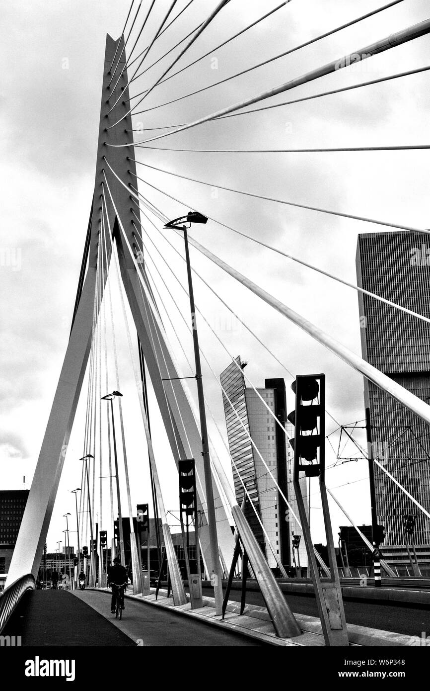 Puente de la arquitectura moderna en Rotterdam. Foto de stock