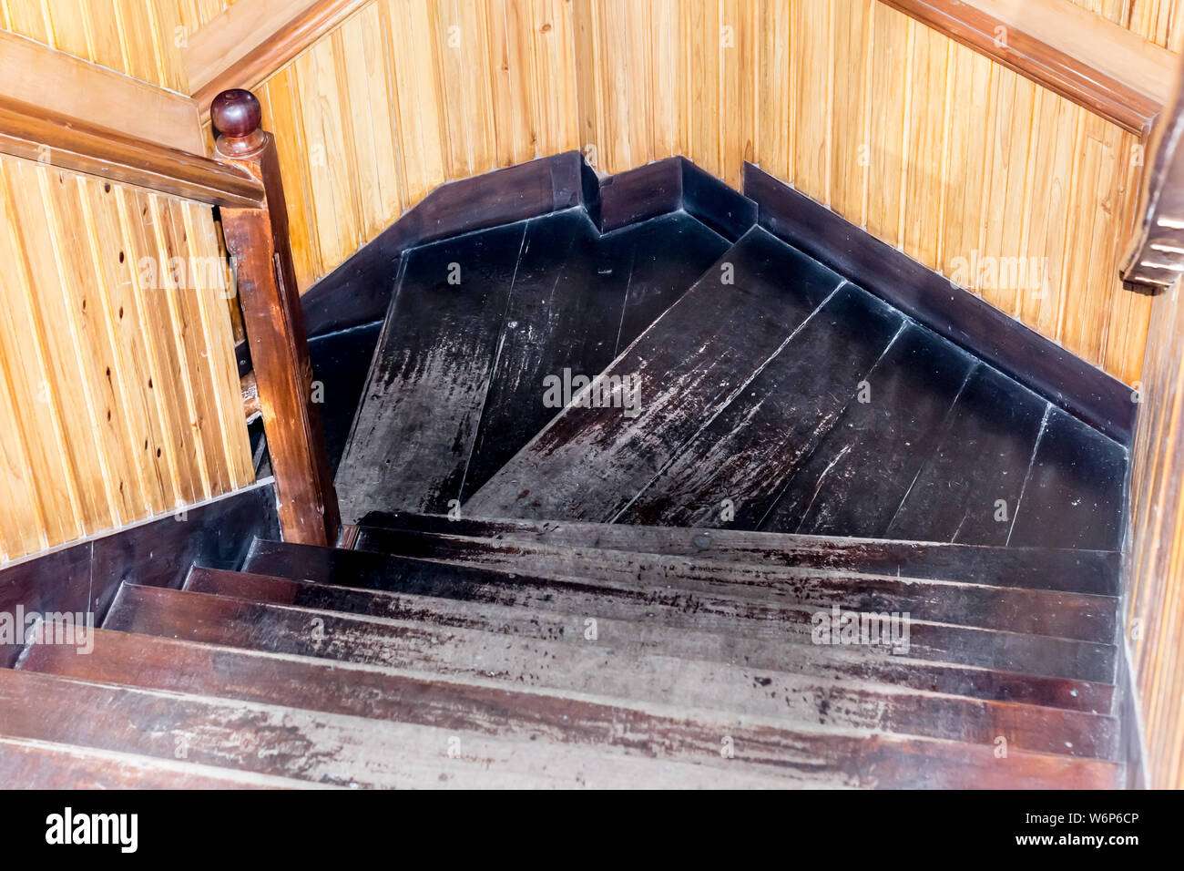 Escalera de peldaños y pasamanos de madera. Diseño en espiral de material de madera escaleras de madera interior pasos. Edificio de oficinas o insi Fotografía de stock -