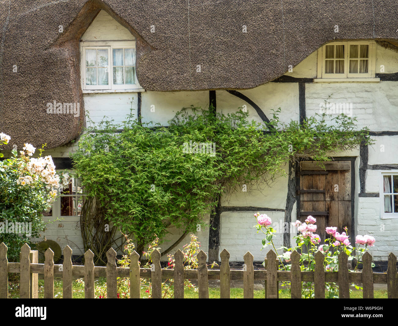Casita con techo de paja, idilio rural, colinas de Chiltern, Aldworth, Berkshire, Inglaterra, Reino Unido, GB. Foto de stock