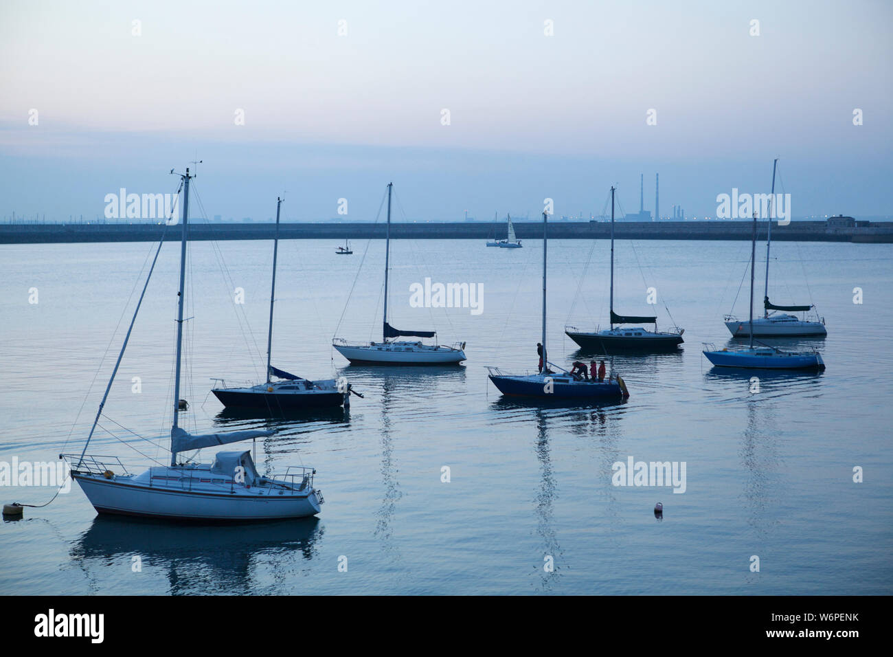 Yates en Dun Laoghaire Harbour Dublín Irlanda Foto de stock