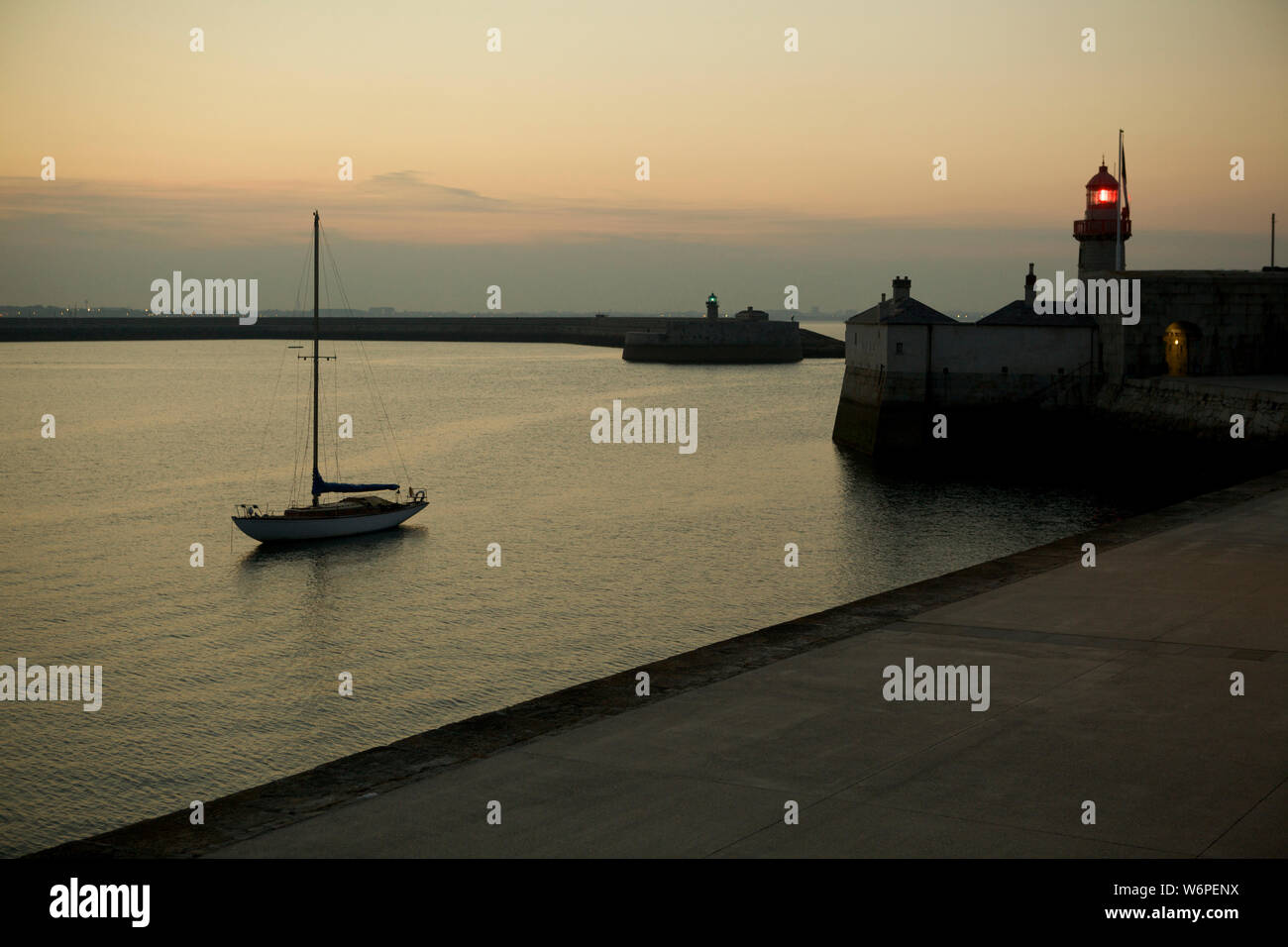 Yates en Dun Laoghaire Harbour Dublín Irlanda Foto de stock