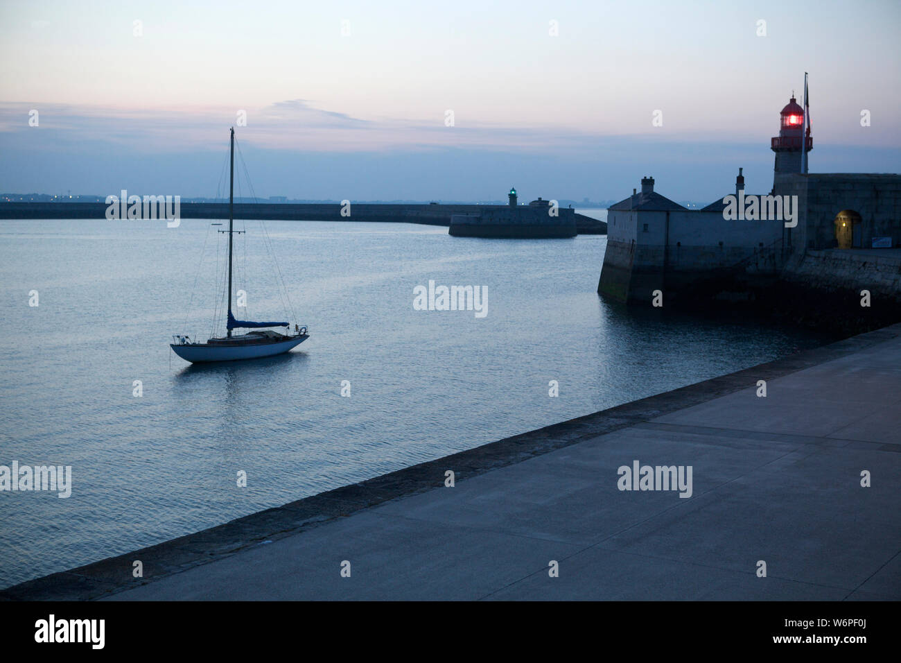 Yates en Dun Laoghaire Harbour Dublín Irlanda Foto de stock