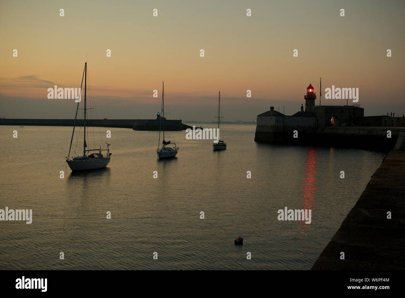 Yates en Dun Laoghaire Harbour Dublín Irlanda Foto de stock
