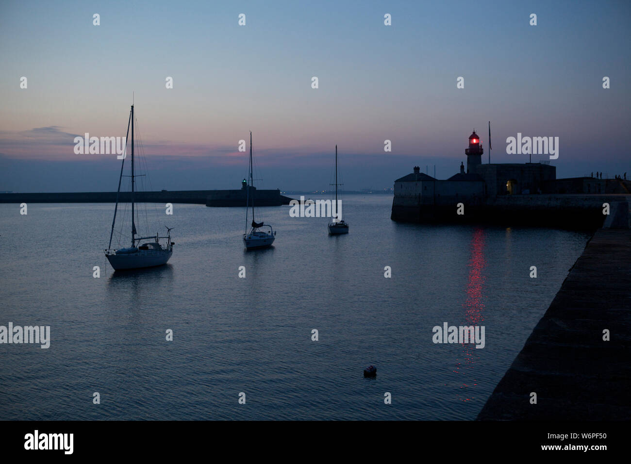 Yates en Dun Laoghaire Harbour Dublín Irlanda Foto de stock