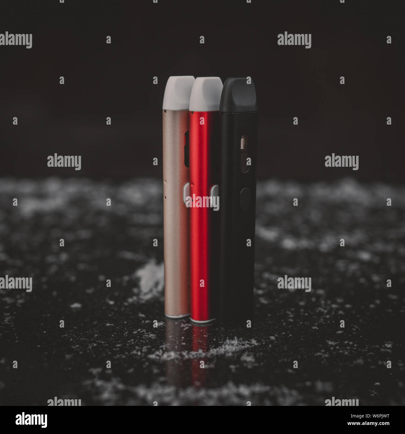 Pluma Vaping, dispositivos vape, mods para el cigarrillo electrónico o e de  cigarrillos, e cig, sobre un fondo de madera Fotografía de stock - Alamy