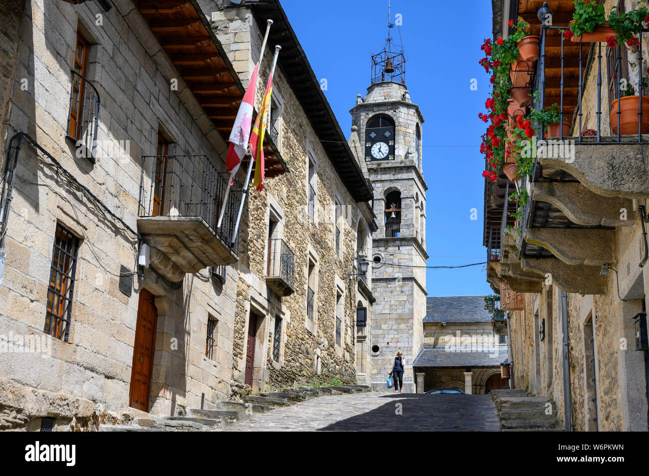 Casas antiguas y tradicionales en la pequeña localidad de Puebla de Sanabria,  con la torre del reloj de la iglesia de Santa María del azogue en el fondo,  el noroeste de Z