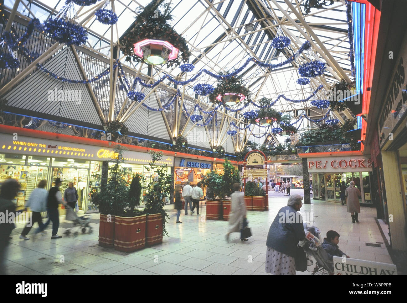 Kings Walk Shopping Centre, Gloucester, Inglaterra, Reino Unido. Circa 1990  Fotografía de stock - Alamy