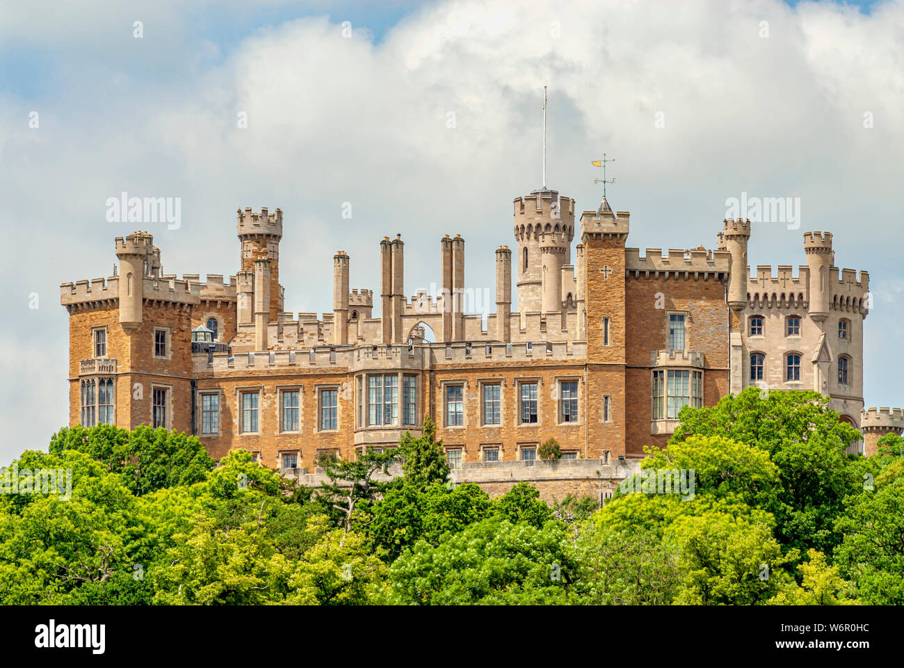 Belvoir Castle, una casa señorial en el condado inglés de Leicestershire, con vistas al valle de Belvoir, Reino Unido Foto de stock