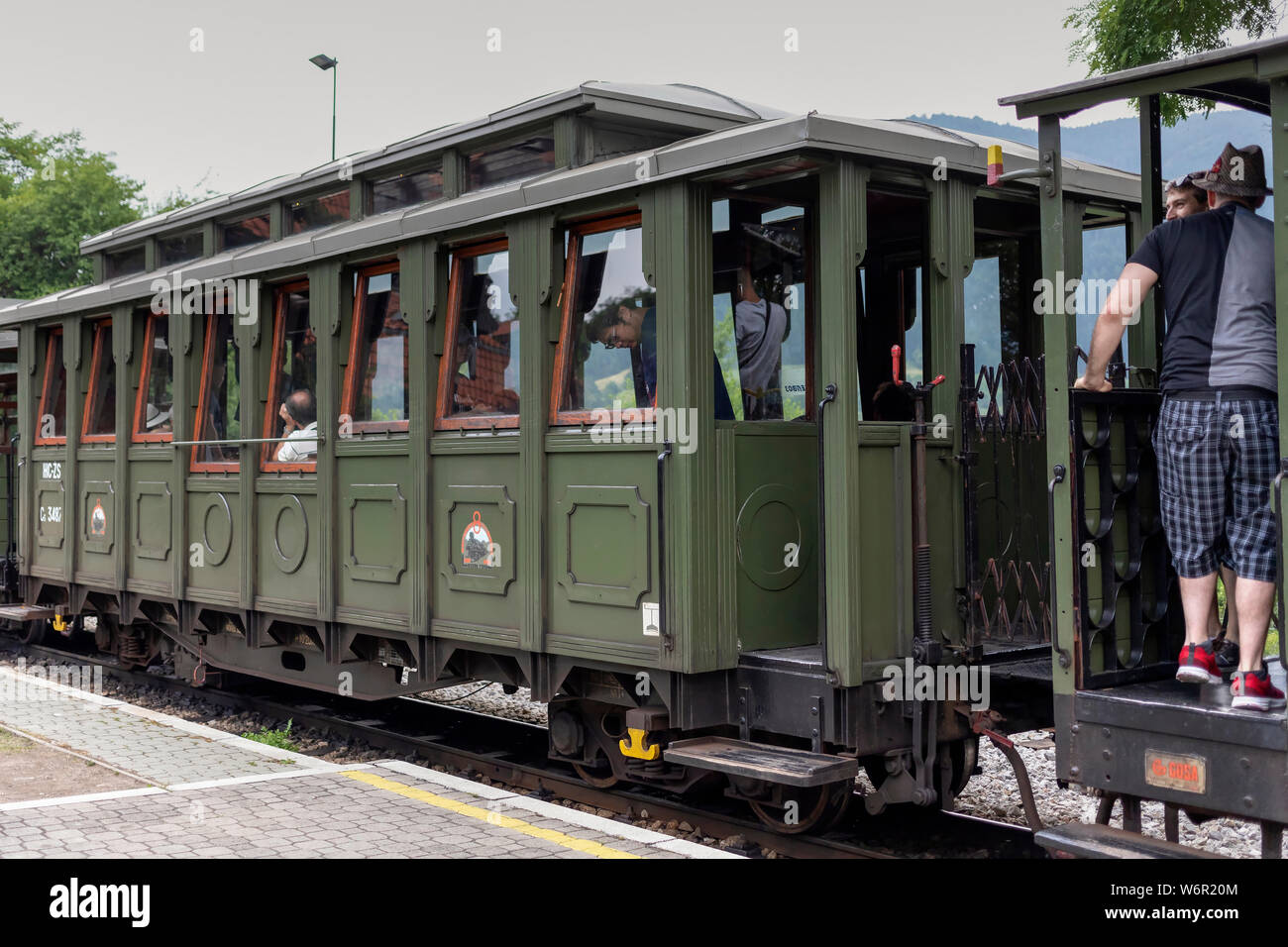 Serbia, el 22 de julio de 2019: Los pasajeros a bordo de un tren turístico para la osmica Šarganska Šargan (8) tour en Mokra Gora station Foto de stock