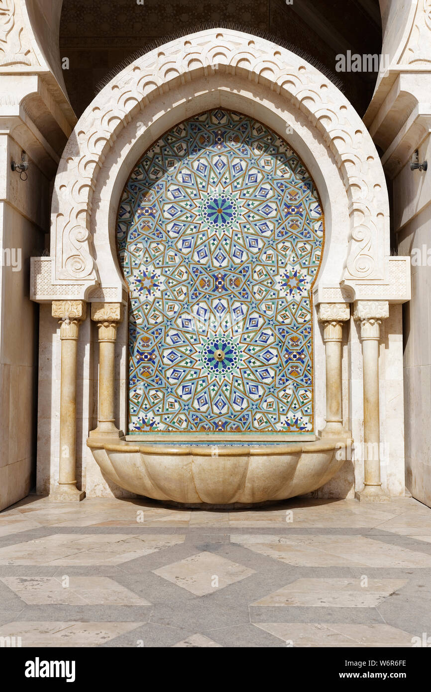 Fuente ornamental en la Mezquita de Hassan II en Casablanca, Marruecos, África. Foto de stock