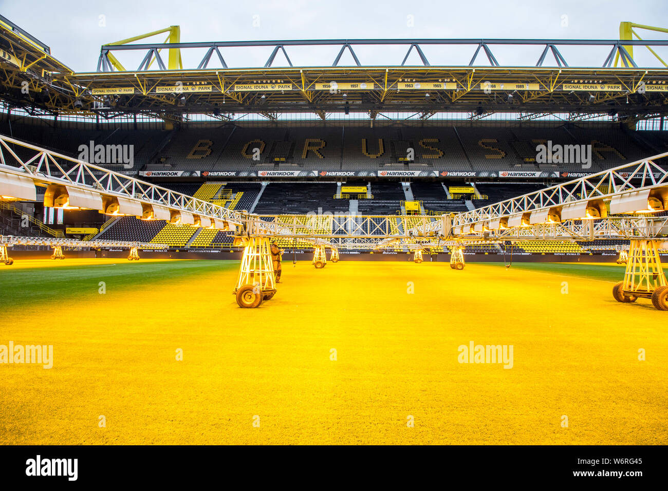 Westfalenstadion Signal-Iduna-Park, el estadio de fútbol de BVB Borussia Dortmund, el césped del campo está iluminada con lámparas especiales, para el cuidado del césped Foto de stock