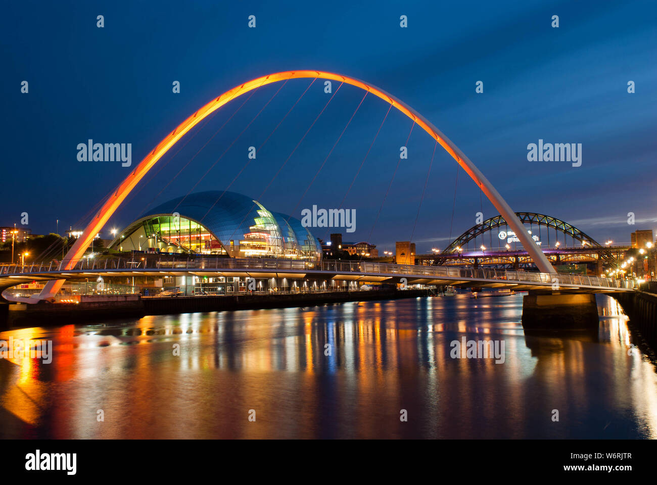 Puente Gateshead Millennium Bridge de noche Foto de stock