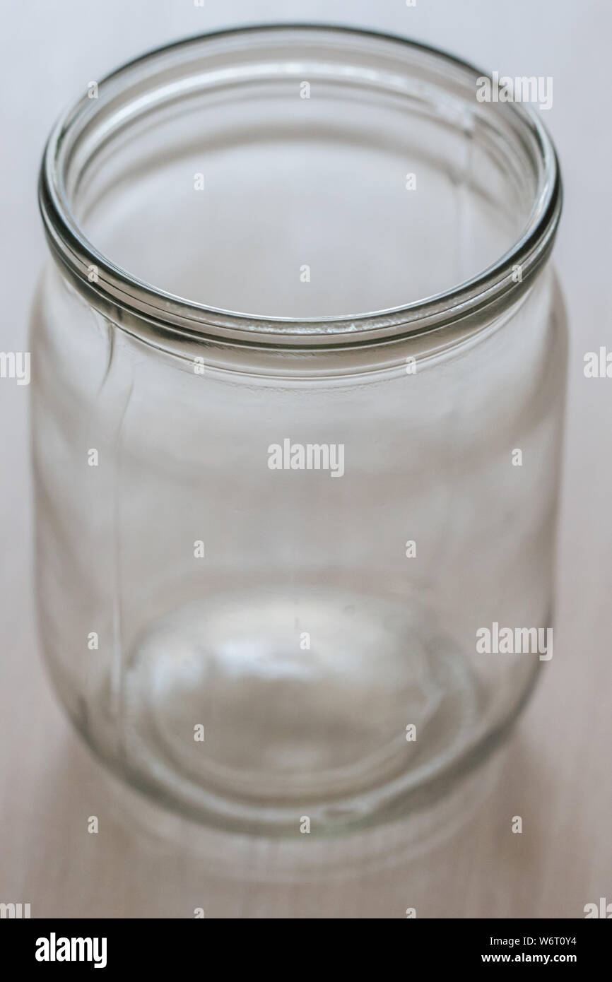 Vacía jarra de cristal de medio litro en la tabla cerrar Foto de stock