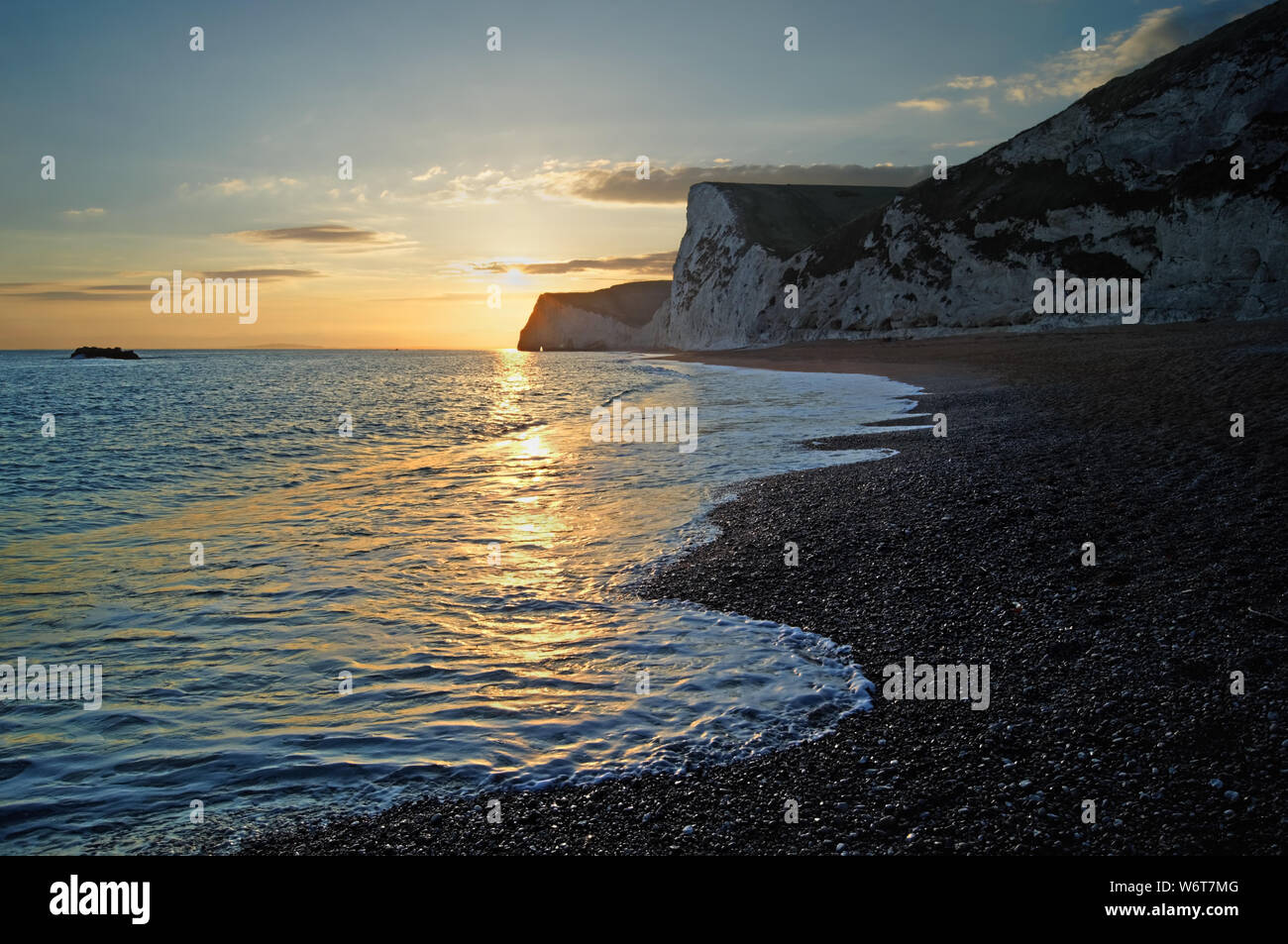 Reino Unido,Dorset,Atardecer sobre murciélagos Cabeza de playa Puerta de Durdle Foto de stock
