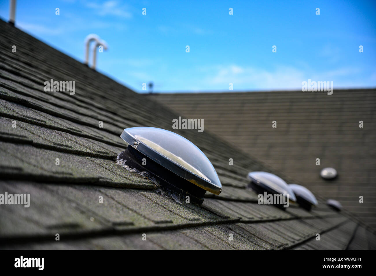 Tragaluz de tubo solar en forma de cúpula sobre techo de tejas asfálticas  Fotografía de stock - Alamy