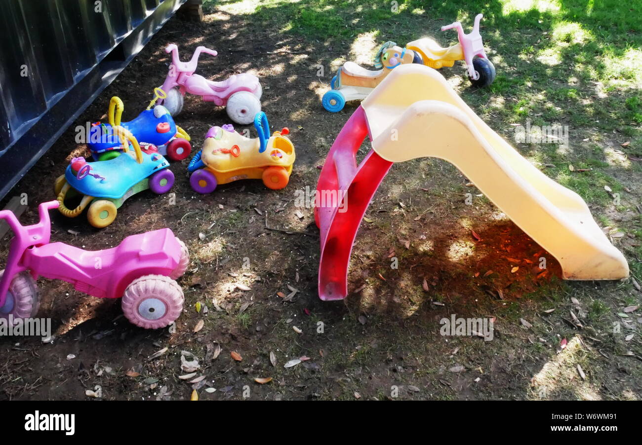 Los juguetes de plástico abandonadas en el césped - mar y gaviotas en el fondo. Ningún pueblo Foto de stock