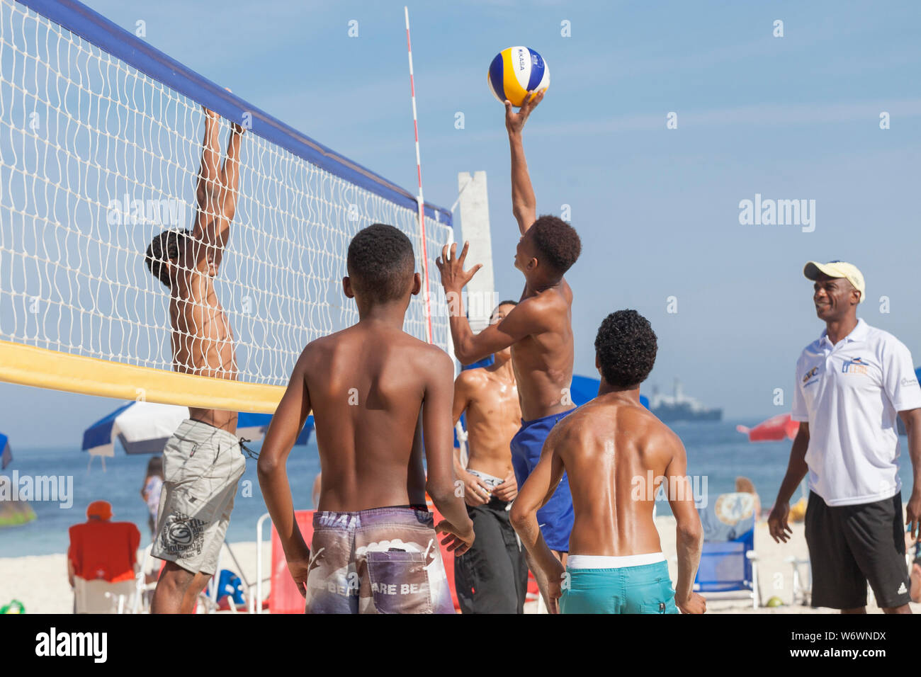 Adolescentes jogando vôlei - Fotos de arquivo #7179599