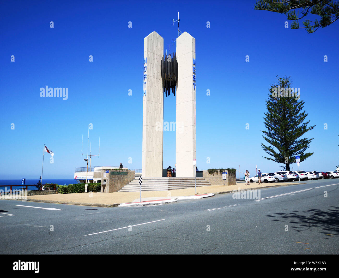 Coolangatta, Australia: El 24 de marzo de 2019: El Capitán Cook Memorial se encuentra ubicado en el punto de peligro. Marca la frontera entre New South Wales y Queensland. Foto de stock