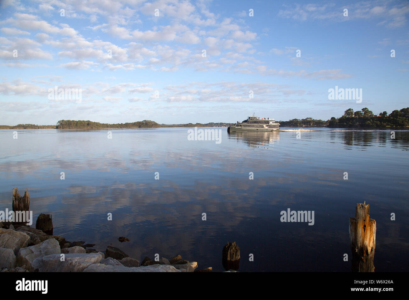 Strahan, Tasmania: Abril, 2019: Gordon crucero fluvial de la Macquarie Harbour. Explorar el área silvestre de Franklin Gordon Wild Rivers National Park Foto de stock