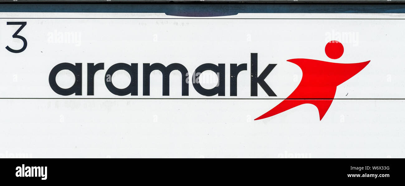 Agosto 1, 2019 / Sunnyvale CA / USA - Aramark signo aparece en uno de los vehículos haciendo una entrega; ARAMARK Corporation es un servicio de comida americana, fa Foto de stock