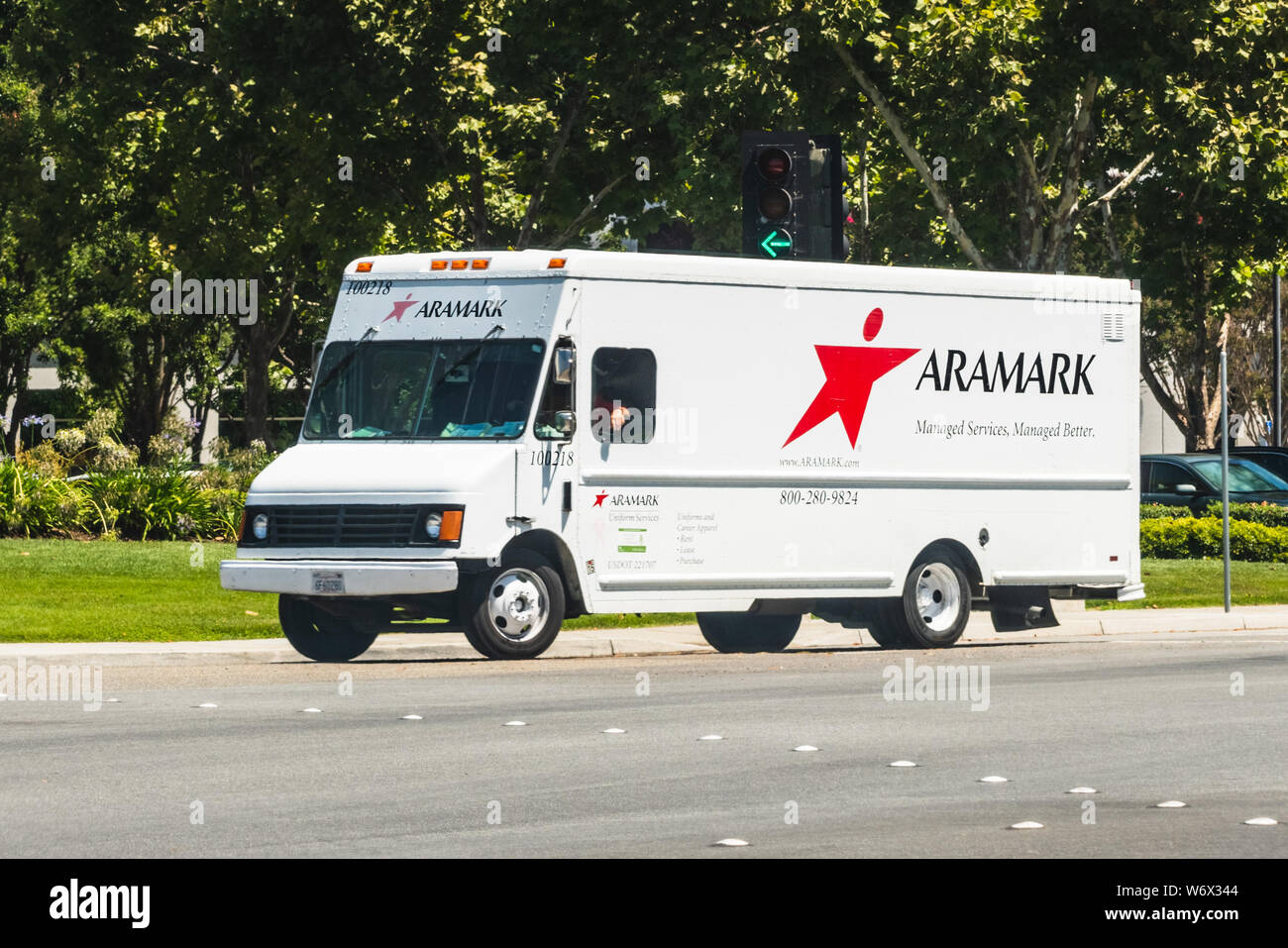 Agosto 1, 2019 / Sunnyvale CA / USA - Aramark vehículo haciendo entregas en South San Francisco Bay Area, ARAMARK Corporation es una comida americana servi Foto de stock
