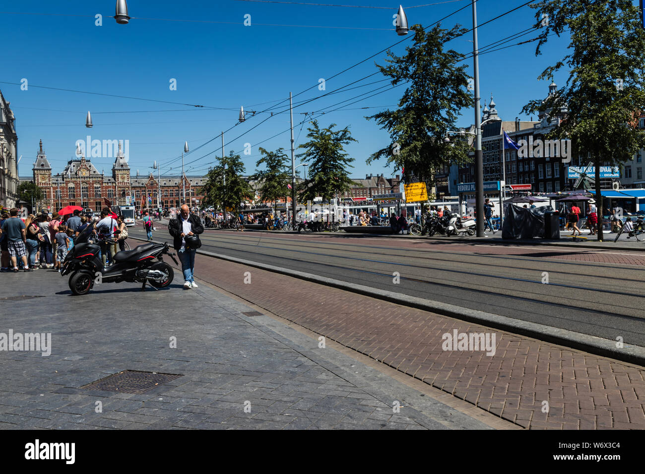 El Damrak, una avenida central de Amsterdam Foto de stock