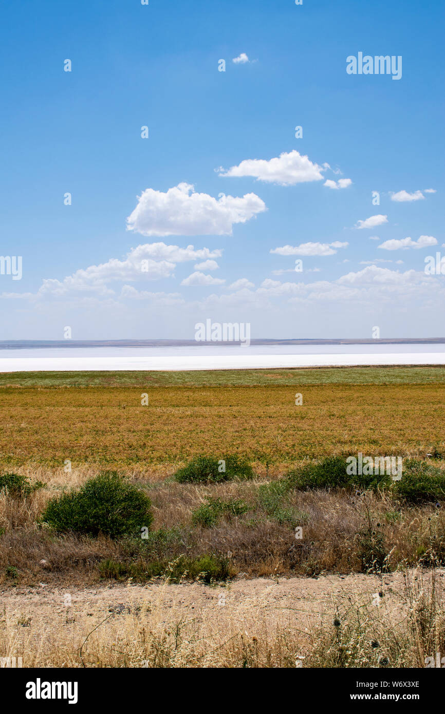 Turquía, Anatolia Central: Vista aérea de la extensión de sal del Lago Tuz, Tuz Golu, el lago de sal, uno de los mayores lagos hipersalinos en el mundo Foto de stock