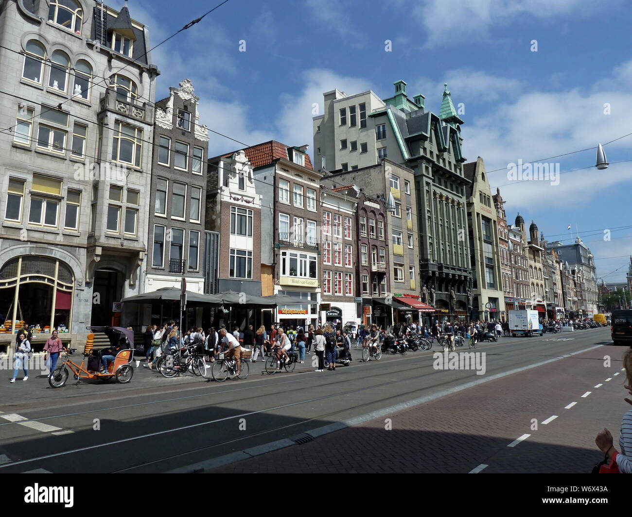 El Damrak, una avenida central de Amsterdam Foto de stock