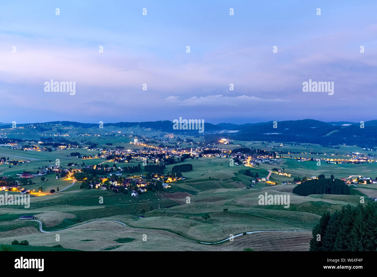 La noche cae sobre la meseta de Asiago. La provincia de Vicenza, Véneto, Italia, Europa. Foto de stock