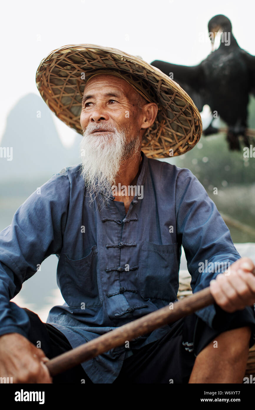 El Sr. Huang, original tradicional con cormorán pescador, Xingping, China. Foto de stock