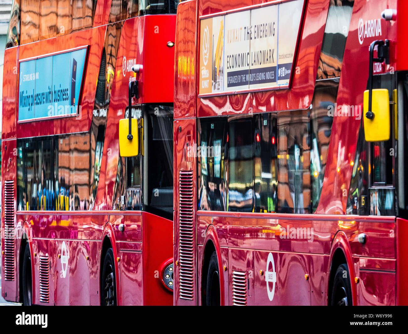 London Buses - Red London Buses - dos autobuses New Routemaster de Londres estacionados cerca de Oxford Street en el centro de Londres Foto de stock