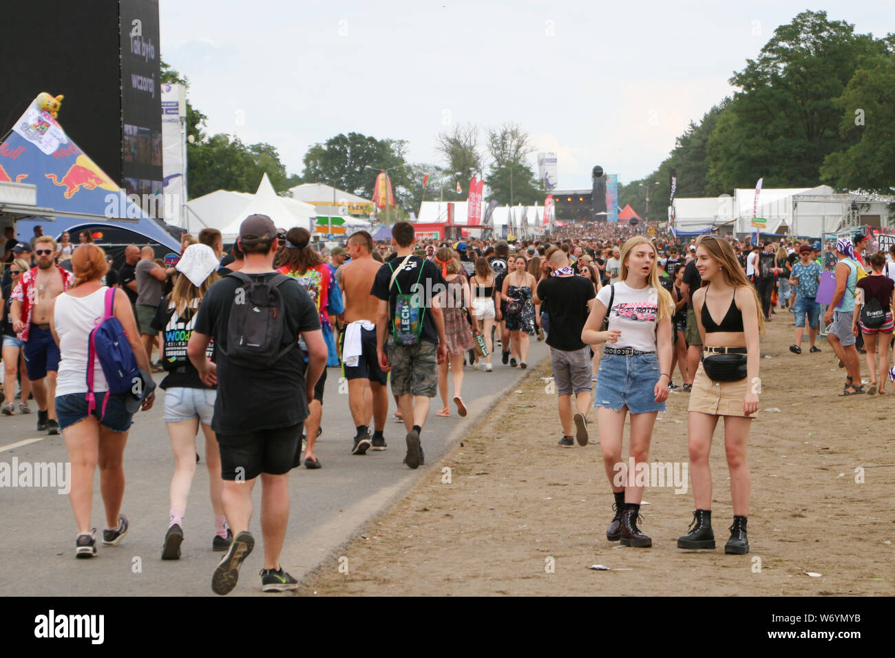 Kostrzyn, Polonia el 2º de agosto de 2019 Cientos de miles de personas de todas las edades participan en el 25º Festival de Rock de Polonia (ex Przystanek Woodstock) en Kostrzyn nad odra , Polonia , el 2 de agosto de 2019 Pol'y'Festival de Rock, anteriormente conocido como Festival de Woodstock Polonia es un festival anual de música rock gratis en Polonia, inspirados por el Festival de Woodstock. © Vadim Pacajev / Alamy Live News Foto de stock