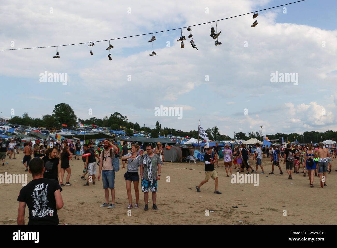 Kostrzyn, Polonia el 2º de agosto de 2019 Cientos de miles de personas de todas las edades participan en el 25º Festival de Rock de Polonia (ex Przystanek Woodstock) en Kostrzyn nad odra , Polonia , el 2 de agosto de 2019 Pol'y'Festival de Rock, anteriormente conocido como Festival de Woodstock Polonia es un festival anual de música rock gratis en Polonia, inspirados por el Festival de Woodstock. © Vadim Pacajev / Alamy Live News Foto de stock