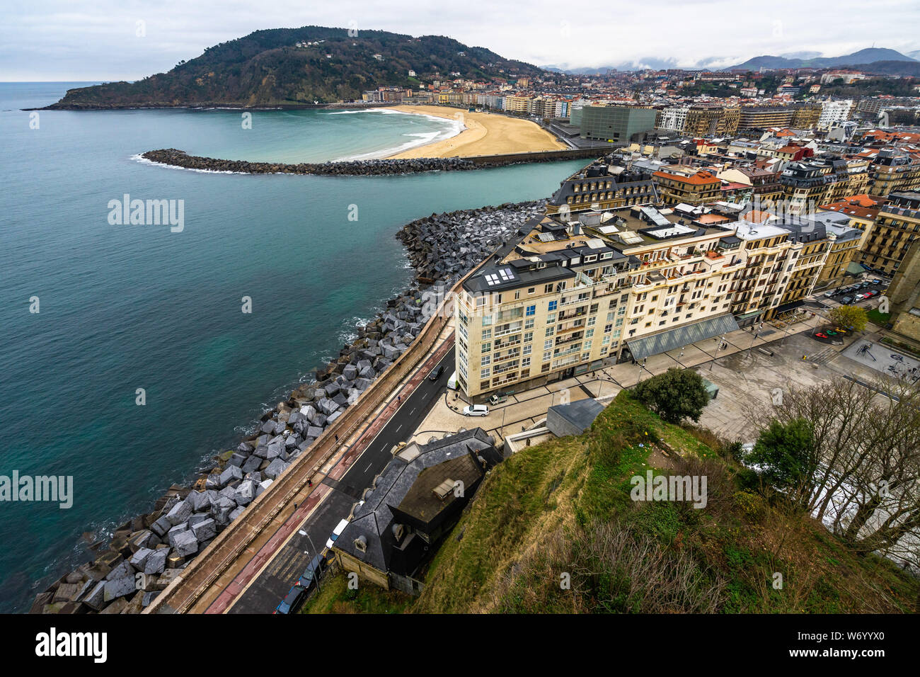 Antena del paisaje urbano de San Sebastian vista desde el monte Urgull, País Vasco, España Foto de stock