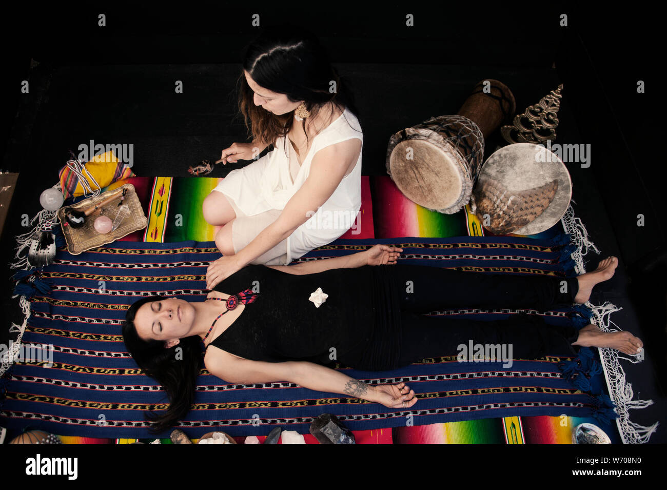 Las mujeres que realizan chamánicos luminoso ritual de curación. Foto de stock