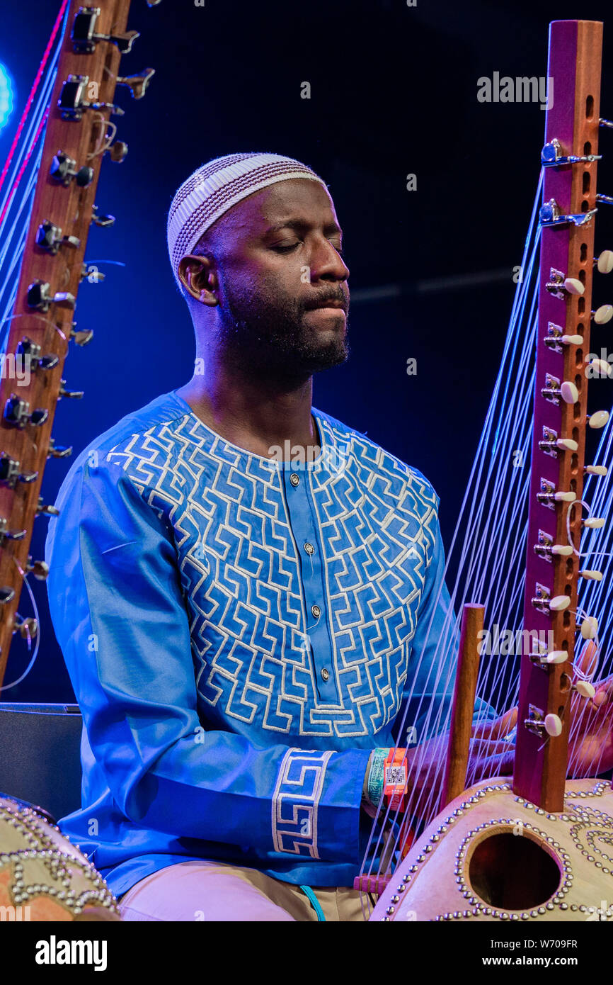 Cambridge, Reino Unido. El 3 de agosto de 2019. El galés arpista Catrin Finch y reproductor de kora senegalesa Seckou Keita se realiza en la etapa 1 durante el Cambridge Folk Festival. Richard Etteridge / Alamy Live News Foto de stock