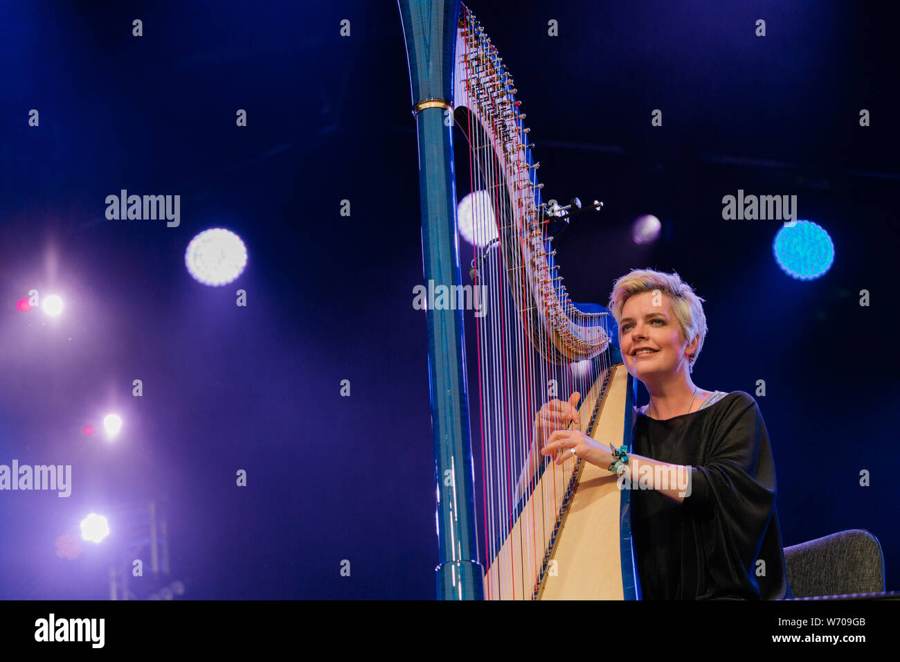 Cambridge, Reino Unido. El 3 de agosto de 2019. El galés arpista Catrin Finch y reproductor de kora senegalesa Seckou Keita se realiza en la etapa 1 durante el Cambridge Folk Festival. Richard Etteridge / Alamy Live News Foto de stock