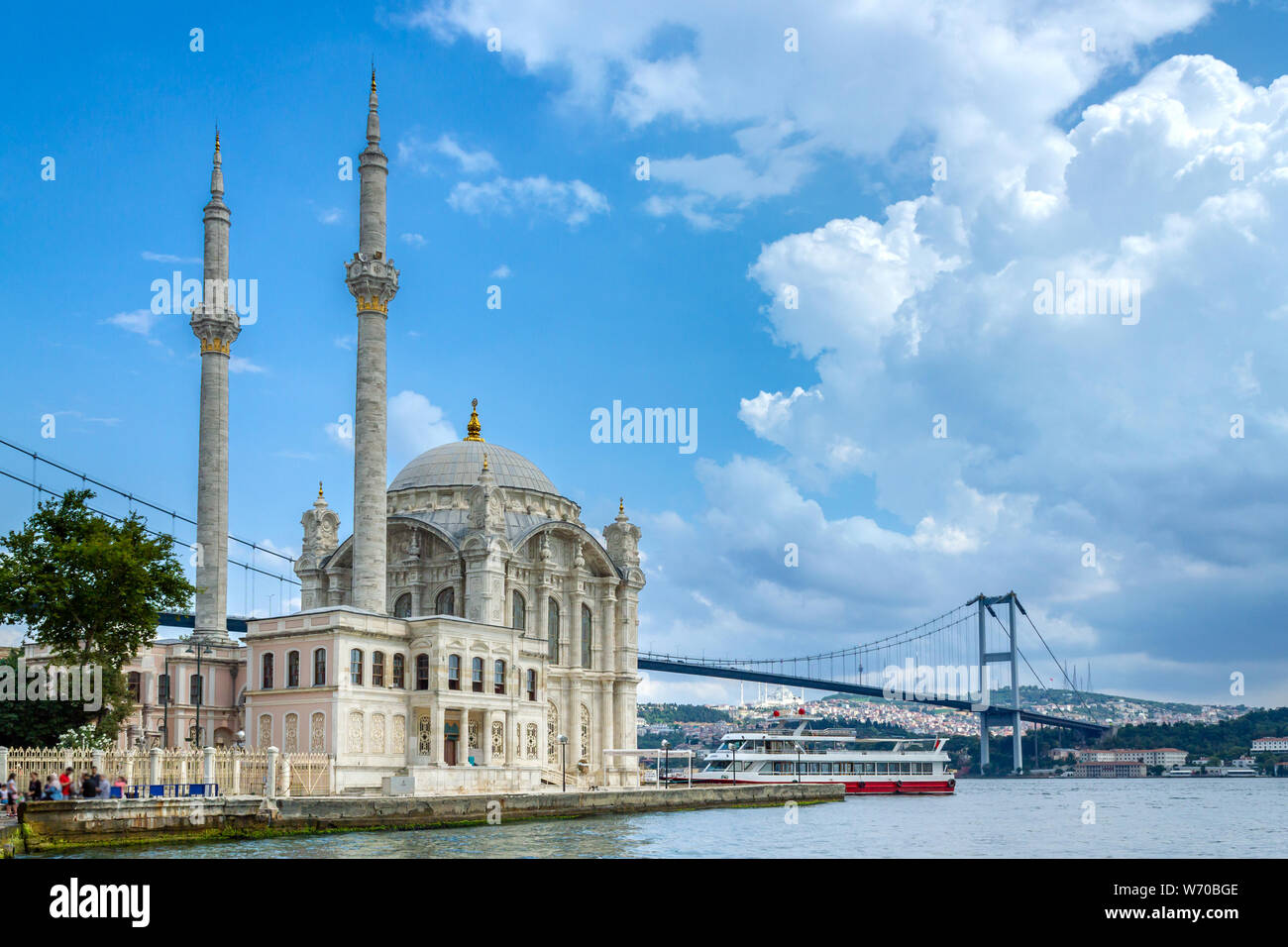 Paisaje de Estambul. Populer destino turístico de Estambul y la mezquita de Ortakoy vista del Puente del Bósforo. Cielo nublado en día de verano Foto de stock